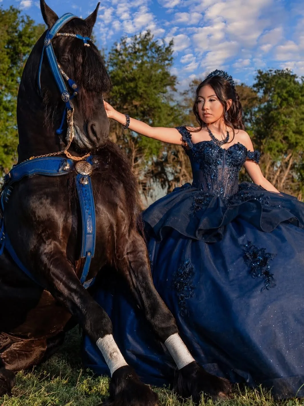 Quinceañera posando con caballo